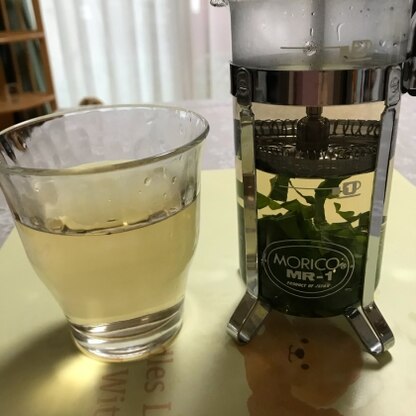 沢山レモンバームができ、紅茶の風味づけでなくレモンバーム単体で飲みたいとこちらのレシピを見つけました。さらに摘みたての葉を刻んで注ぎ、香り豊かに楽しめました！！